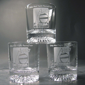大学の卒業記念品にはエッチングしたオールドグラス（ロックグラス）が人気