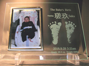 出産祝いのプレゼントに足形を彫刻（ガラスフォトフレーム・写真立て）