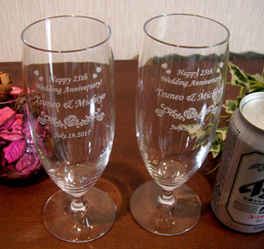 結婚25周年記念の2人の名前をガラスに彫刻したペアビールグラス