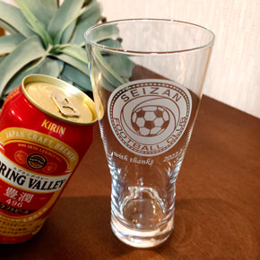サッカーの卒団記念品に人気のオリジナルビールグラス