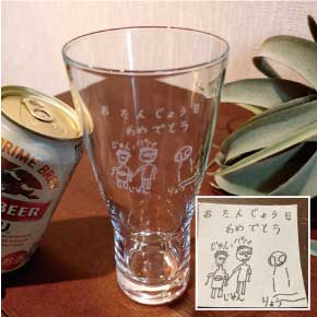 お父さんの誕生日に子供が描いた絵をビールグラスに彫刻